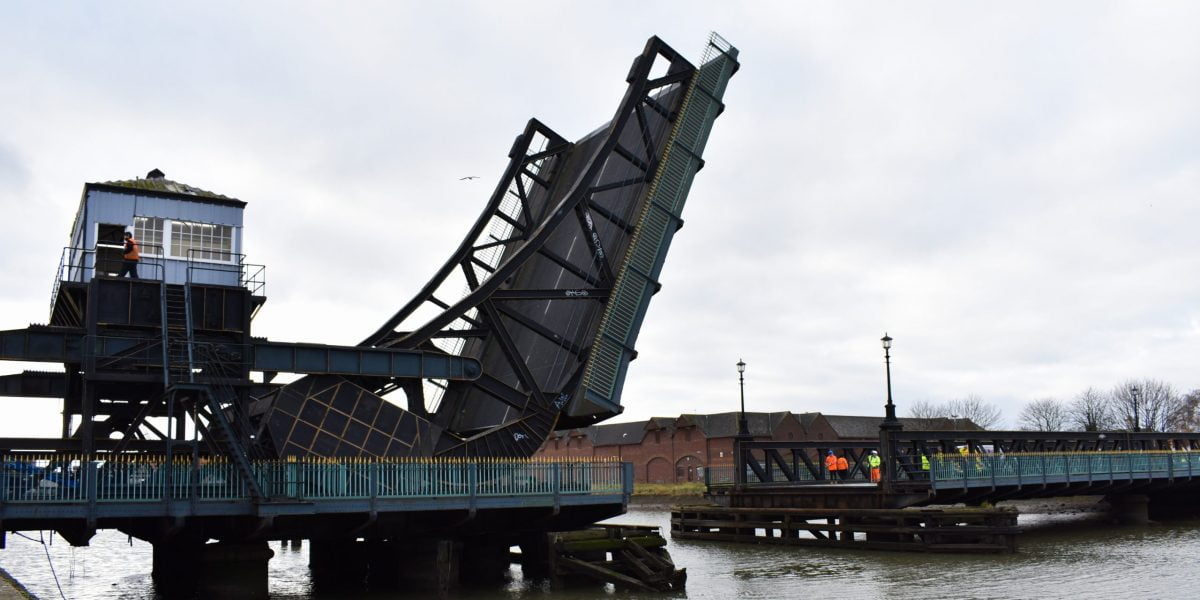 Successful lift of Grimsby's Corporation Bridge Gi Media
